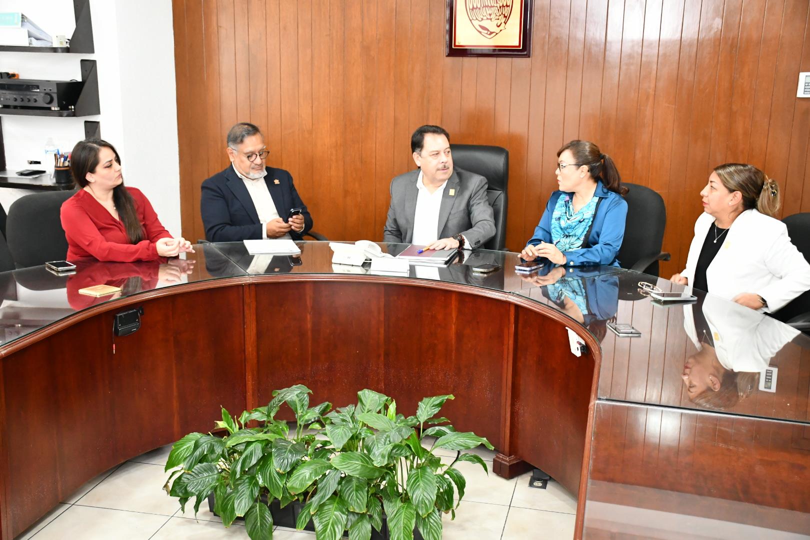 Reunión de trabajo con el Lic. Juan Gerardo  Lopez Hernandez, Director de Prestaciones Economicas  y Sociales, Tema EBDIS